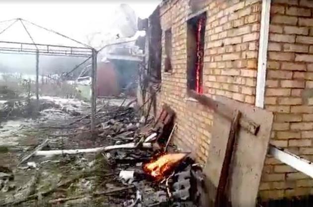 На Донеччині через обстріл бойовиків згорів житловий будинок