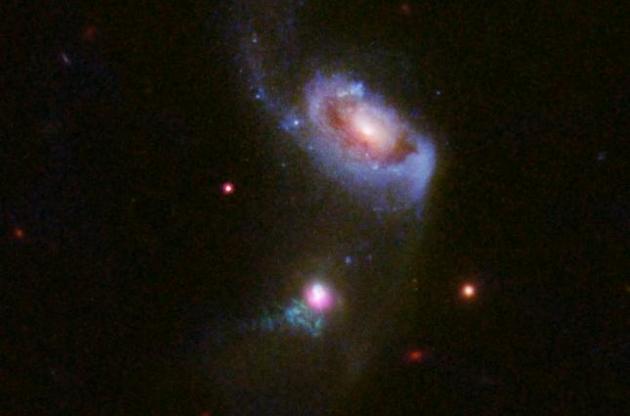 "Хаббл" зробив знімок "поїдання" галактики чорною дірою