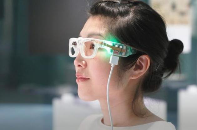 Розроблені окуляри, які допомагають читати людям з проблемами із зором