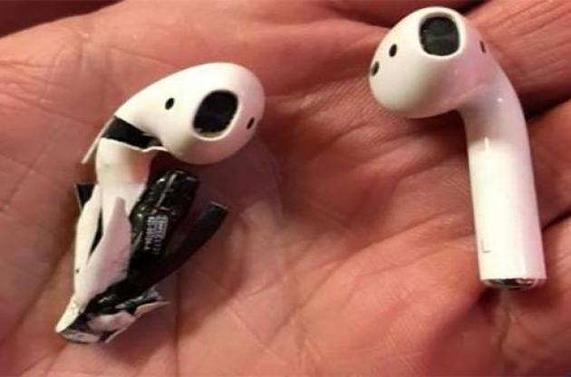 Навушник Apple AirPods загорівся у вусі користувача