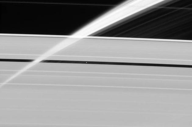 NASA опубликовало снимок спутника Сатурна в кольце планеты