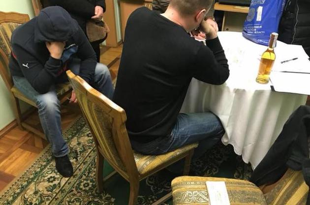 Директора аэропорта Николаева задержали при попытке дать взятку главе области