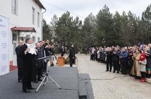 Порошенко заборонив неплатникам аліментів водити автомобіль, полювати і їздити за кордон