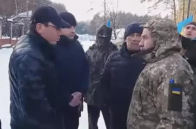 Луценко пообщался с пикетирующими его дом активистами