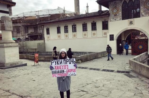 Крымская татарка вышла на одиночный пикет к Ханскому дворцу в Бахчисарае