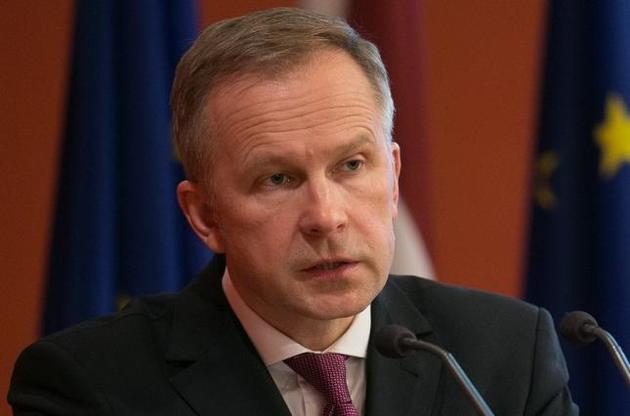 Підозрюваного в корупції голову Банку Латвії відсторонили від посади через день після затримання