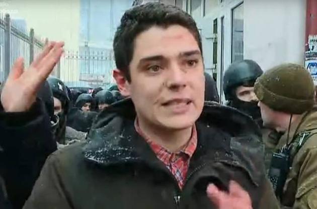 &quot;Титушки&quot; в балаклавах при невмешательстве полиции избили Виталия Устименко в зале суда