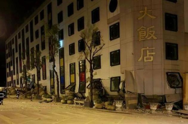 На Тайване мощное землетрясение повалило здания и разрушило дороги