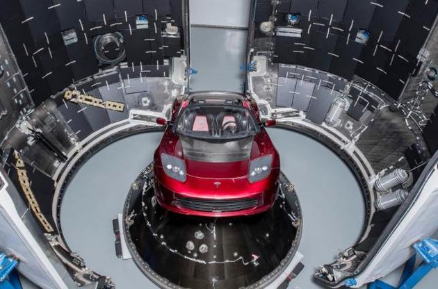 SpaceX запустила в космос ракету Falcon Heavy з автомобілем Tesla на борту