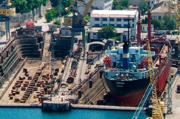 Морський завод займається ремонтом кораблів і суден