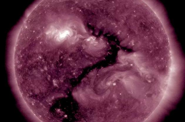 NASA показало "знак питання" на Сонці