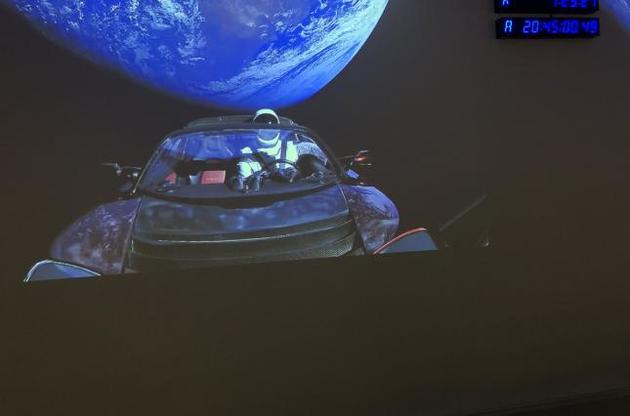 Маск показал видео со своей Tesla на орбите Земли