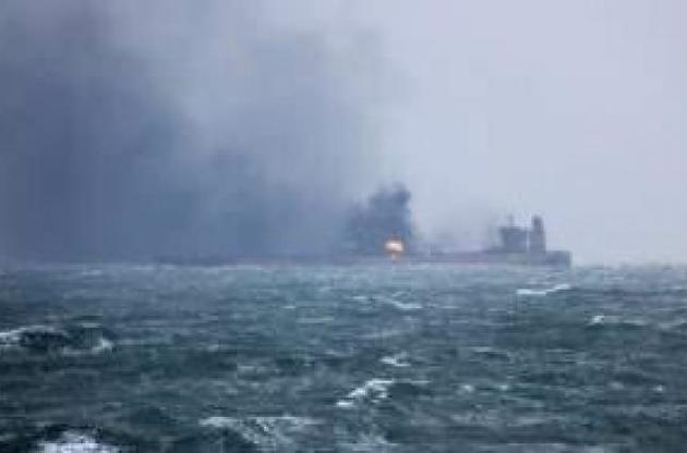 На горящем танкере с нефтью возле Китая прогремел взрыв