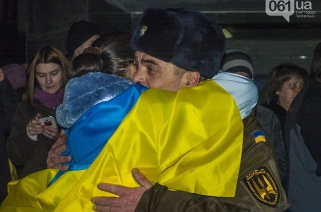 Украина ждет освобождения еще нескольких военных-заложников боевиков – Порошенко