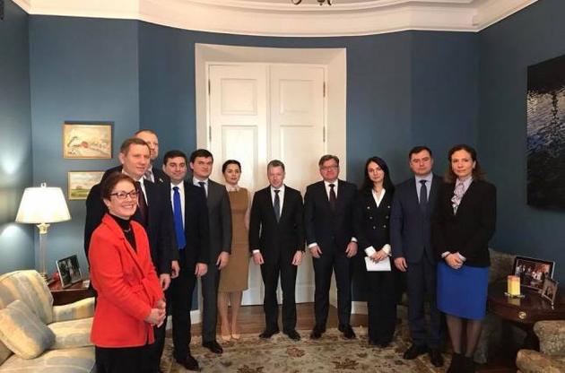 Волкер встретился с украинскими депутатами перед встречей с Сурковым