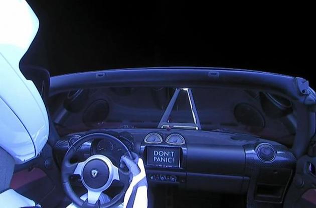 За кермом Tesla Roadster сидить манекен у скафандрі