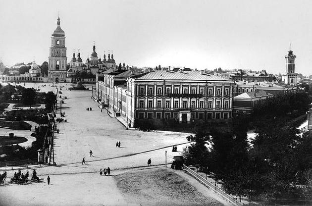 Вид на Софійський собор і київську судову палату з дзвіниці Михайлівського монастиря. 1891 р. Фото В. Чугаєвича