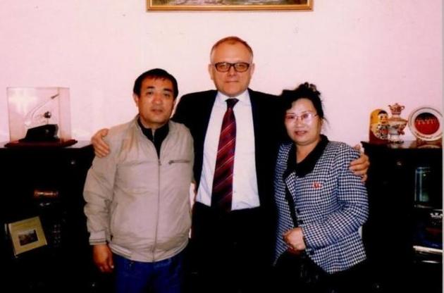 Заради Володимира Лі (зліва) Росія відкриє єдину виборчу дільницю в КНДР.