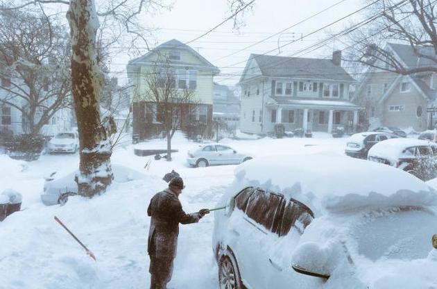 Сильні снігопади, шалений вітер та морози обрушилися на північно-східні штати США