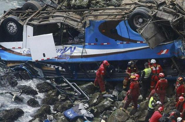 В Перу автобус сорвался в обрыв, погибли 30 человек