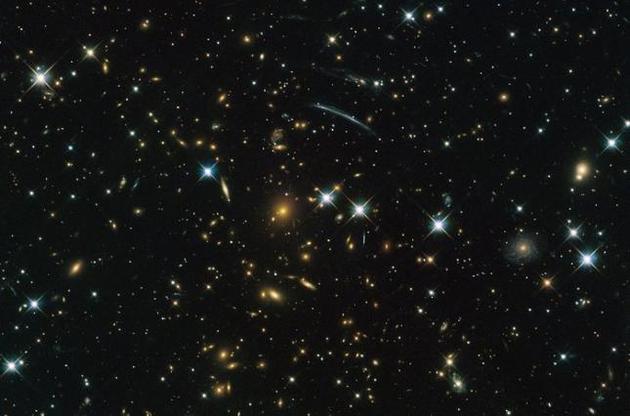 "Хаббл" сделал снимок "невидимого" кластера галактик