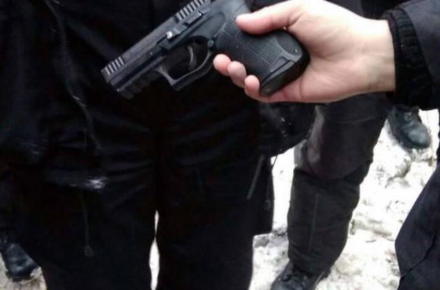 Полицейский получил ранение у Соломенского суда из наградного оружия - СМИ
