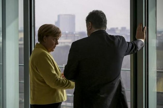 Порошенко пообещал обсудить с Меркель строительство "Северного потока-2"