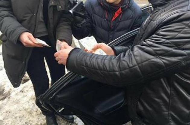 На Київщині на хабарі у $ 2 тисячі впіймали слідчого та адвоката