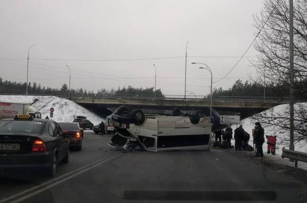 Після зіткнення мікроавтобус перекинувся на дах