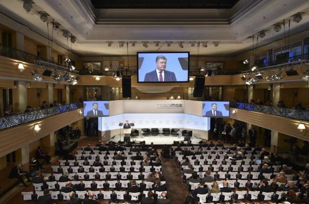 Порошенко вказав на переростання гібридної агресії РФ проти України у світовий конфлікт
