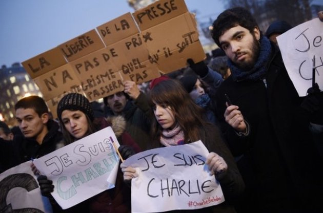 Полиция задержала подозреваемых в поставках оружия для атаки на журнал Charlie Hebdo