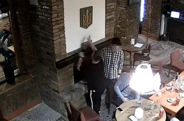 Поляк публично сжег в камине изображение украинского герба