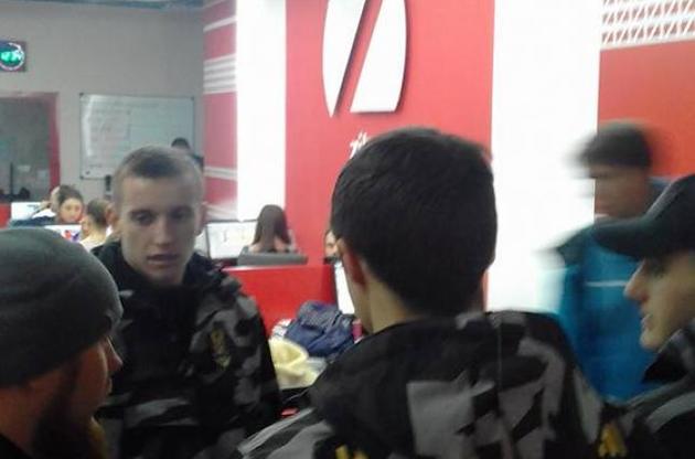 "Нацдружинники" взяли под охрану офис телеканала ZIK из-за "угрозы рейдерского захвата"