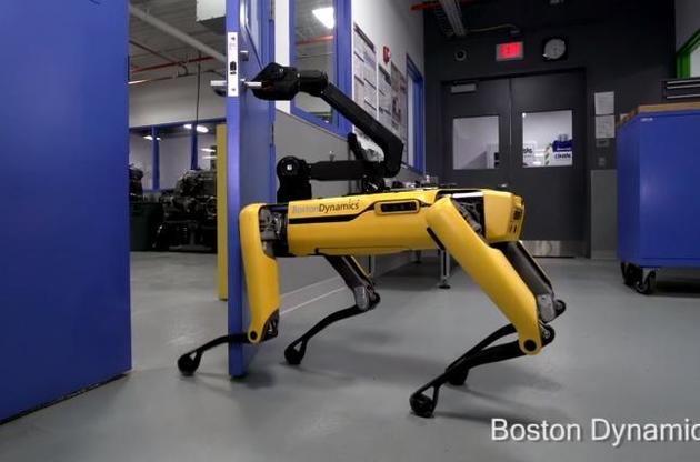 Компания Boston Dynamics научила робота-собаку открывать двери