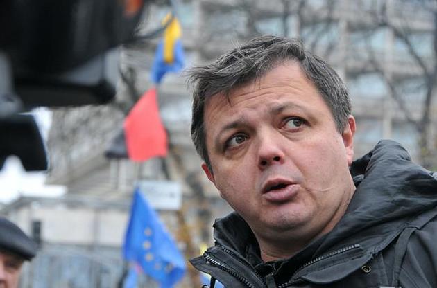Семенченко объяснил, что он выносил в сумках из палаточного городка 3 марта