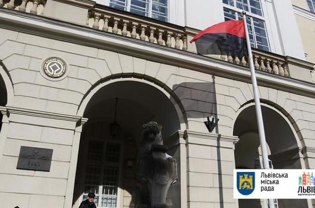 Львов опередил Киев в отношении красно-черного флага украинских героев