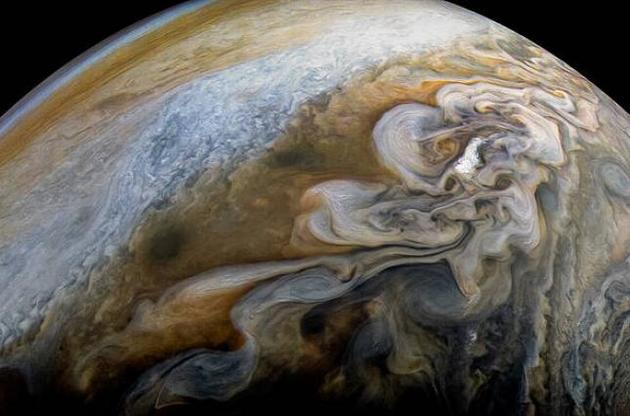 "Юнона" передала на Землю новый снимок облаков Юпитера