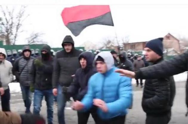Провокаторы пытались устроить драку во время пикета дома Порошенко