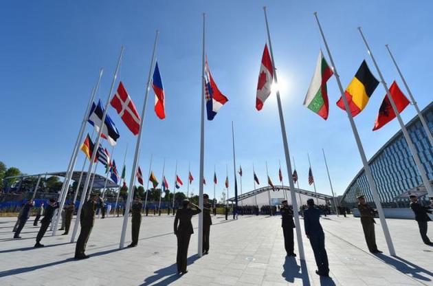 НАТО видворяє сімох російських співробітників при Альянсі