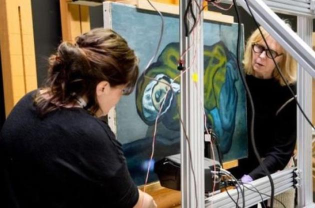 Під картиною "Жінка, що сидить" розташовується ландшафт Барселони