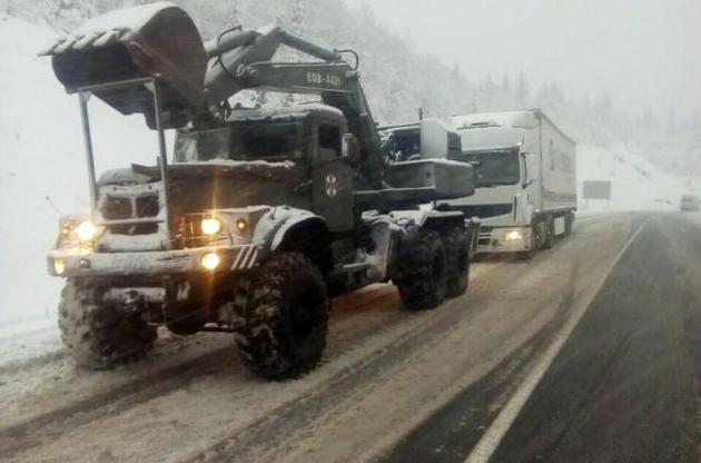 Из-за непогоды на Закарпатье завалены снегом дороги и обесточено почти 20 населенных пунктов
