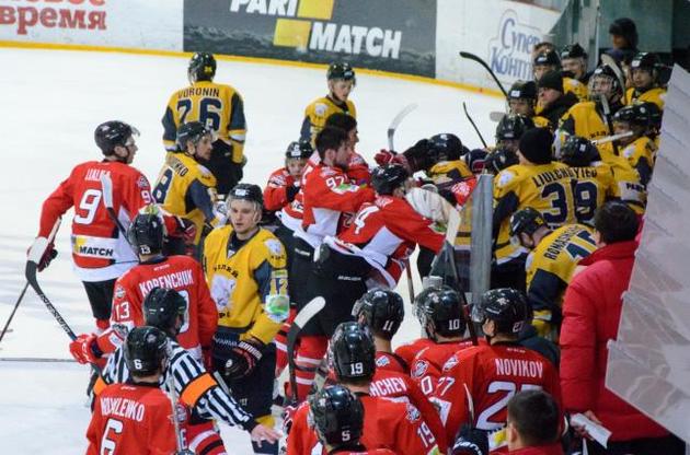 Украинские хоккеисты устроили массовую драку на льду в Дружковке