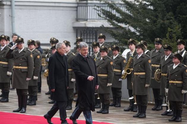 Порошенко надел упавшую шапку солдату почетного караула