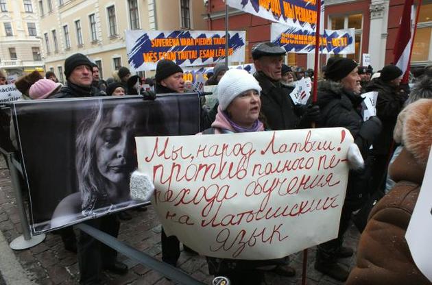 Голосование депутатов сопровождалось митингом против отказа от обучения на русском языке