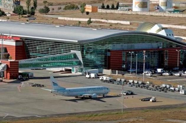 Украинский пассажирский самолет совершил жесткую посадку в Тбилиси
