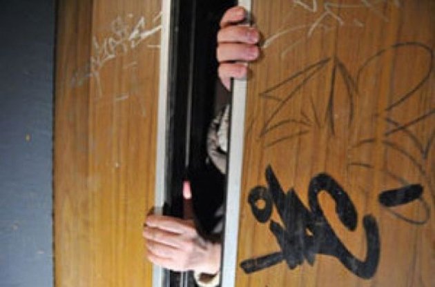 В киевской многоэтажке сорвался лифт с человеком внутри