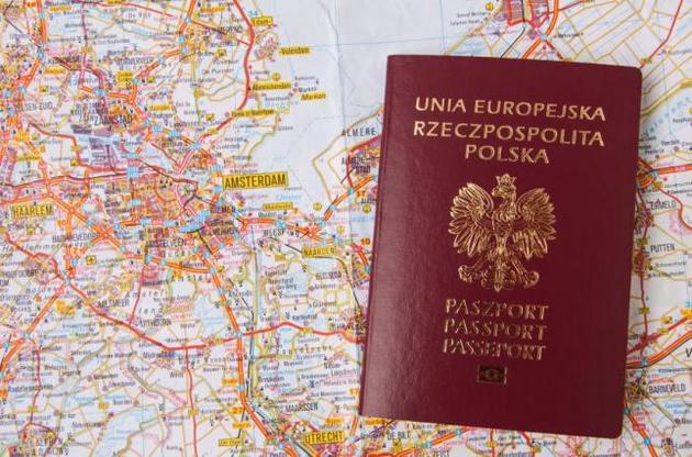 Польское гражданство за девять лет получили около 15 тысяч украинцев