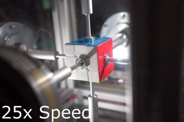 Робот збирає кубик Рубіка за 0,38 секунди