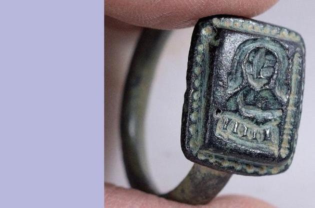Ізраїльський садівник виявив стародавній перстень з зображенням святого Миколая
