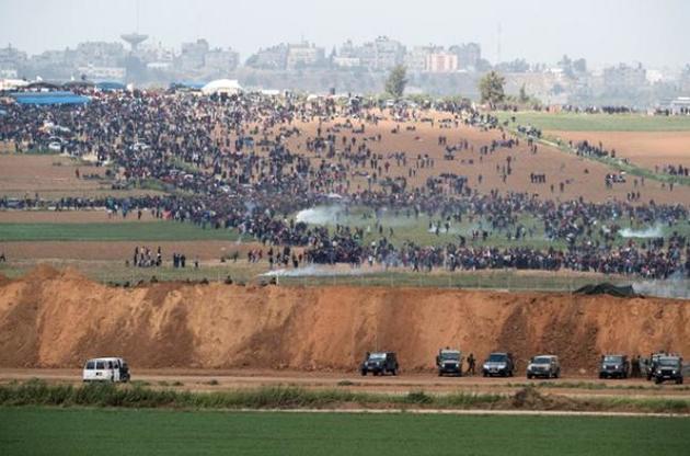 В секторе Газа продолжаются столкновения между палестинцами и израильтянами